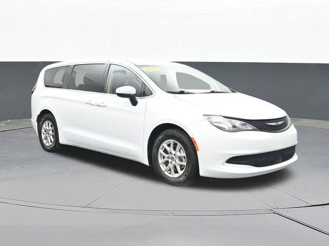 2022 Chrysler Voyager LX's photo