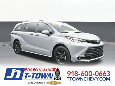2025 Toyota Sienna Woodland Edition